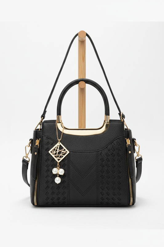 Bolso negro V-stitch colgando de madera fondo blanco