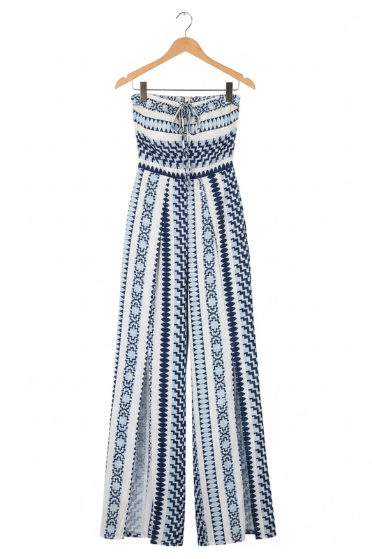 Jumpsuit geométrico en percha fondo blanco