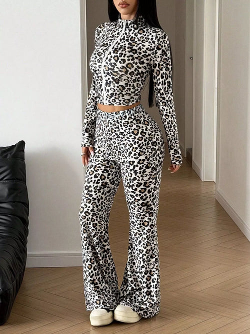 Conjunto de dos piezas con top corto de cremallera y pantalones acampanados con estampado de leopardo