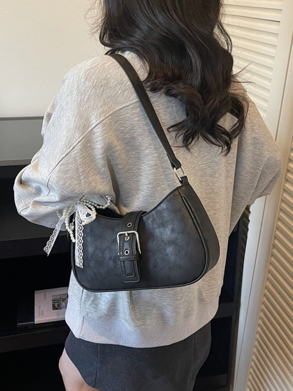 Bolso con adorno de hebilla