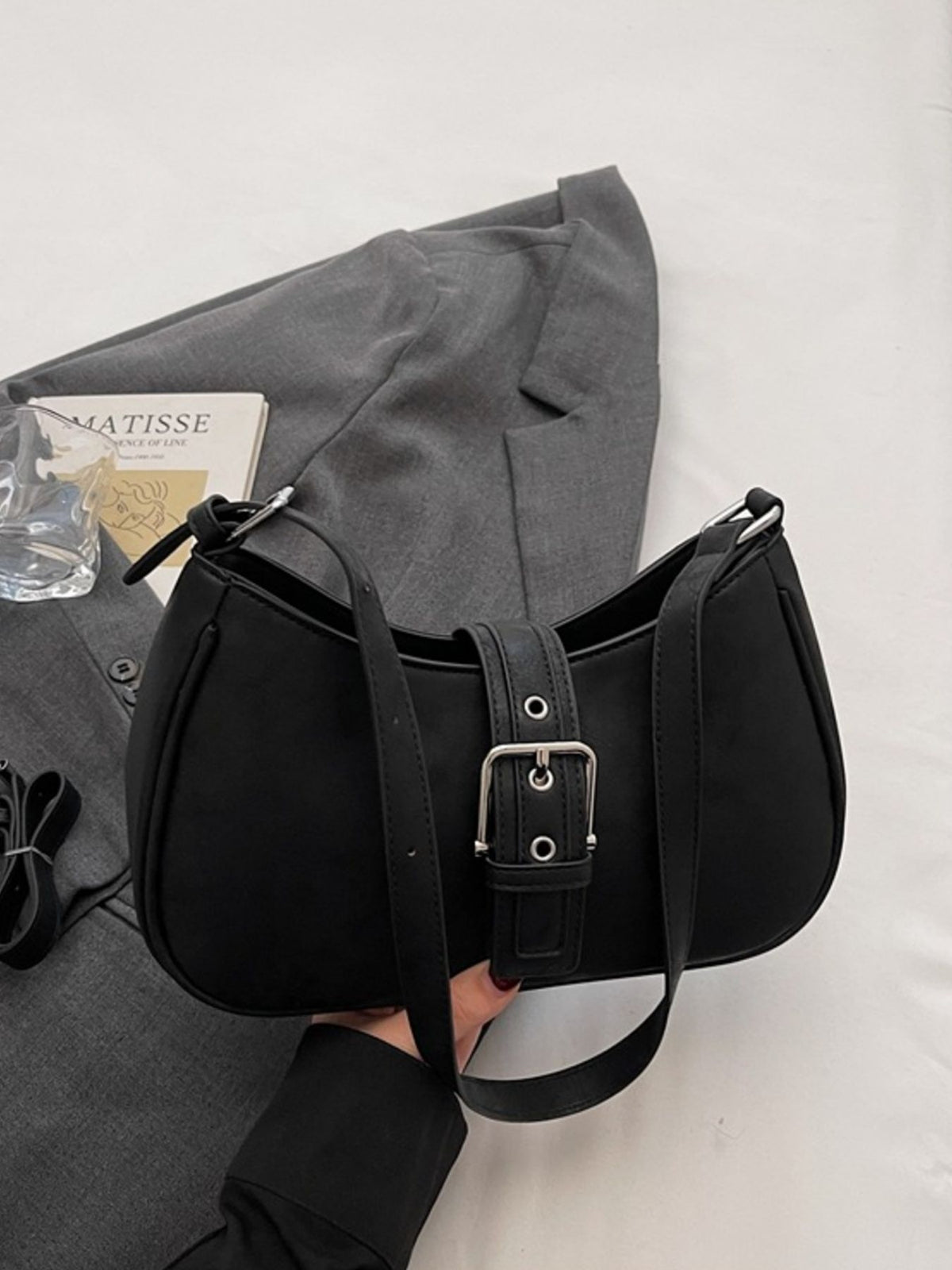 Bolso con adorno de hebilla