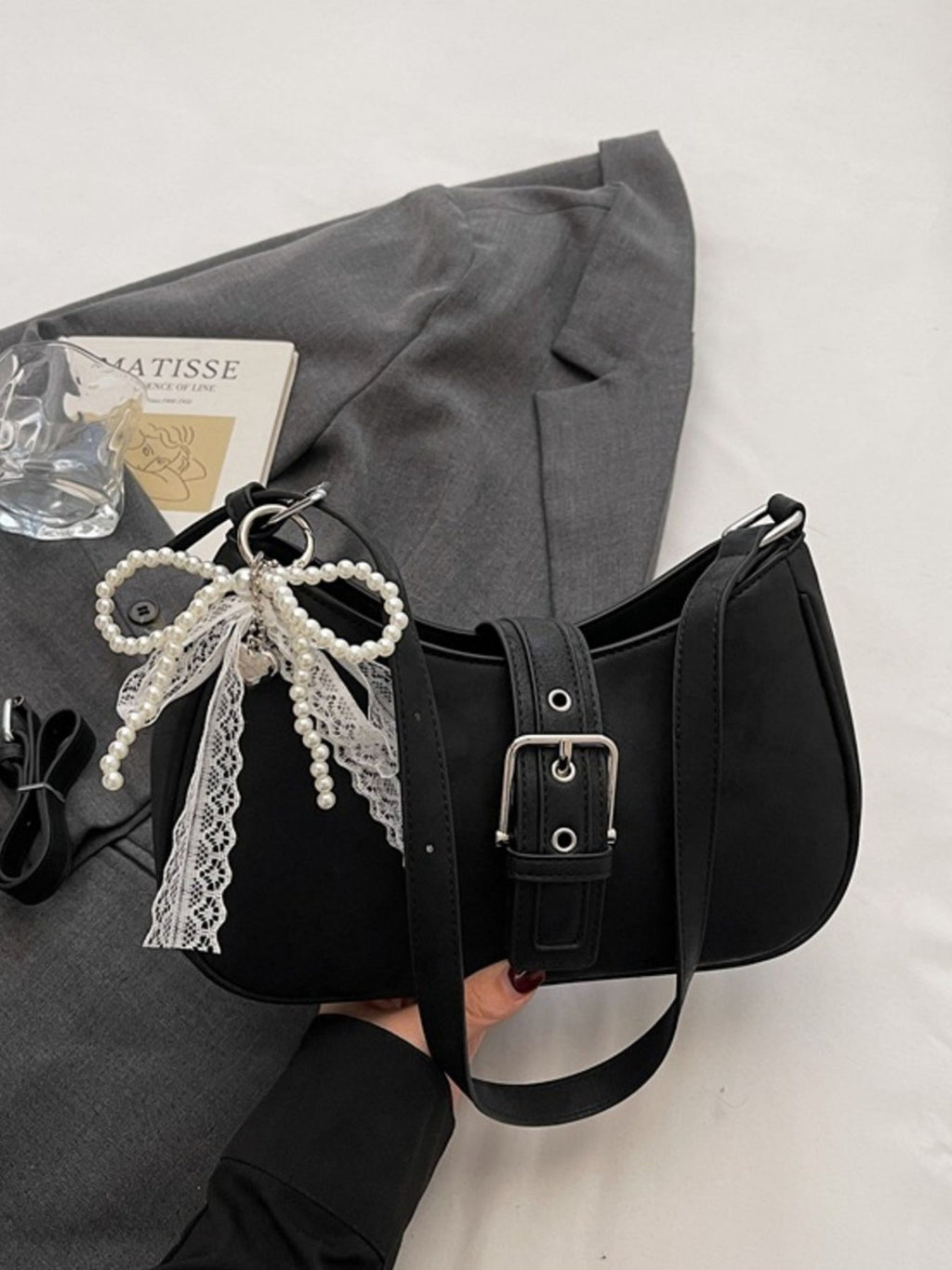 Bolso con adorno de hebilla