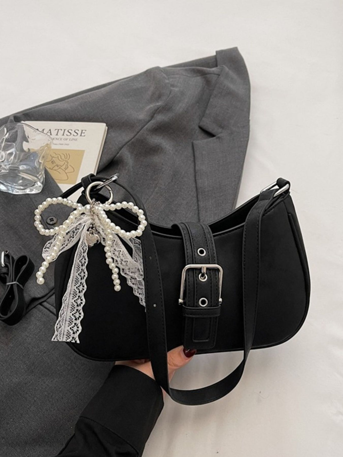 Bolso con adorno de hebilla