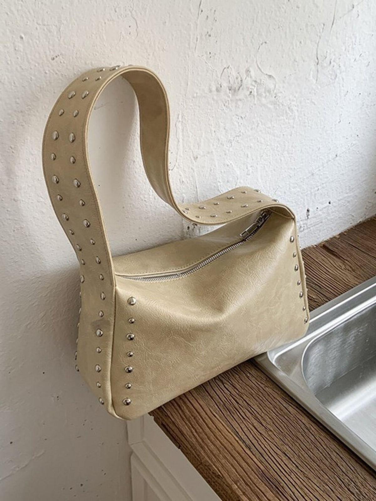 Bolso de hombro con detalles de tachuelas