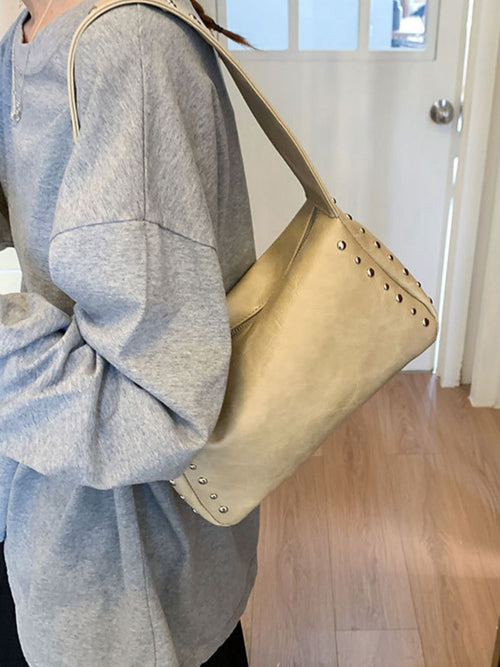 Bolso de hombro con detalles de tachuelas
