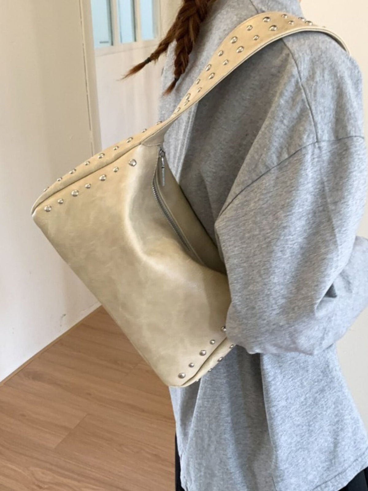 Bolso de hombro con detalles de tachuelas