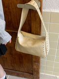 Bolso de hombro con detalles de tachuelas