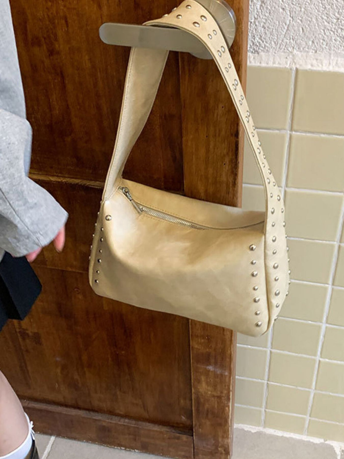 Bolso de hombro con detalles de tachuelas