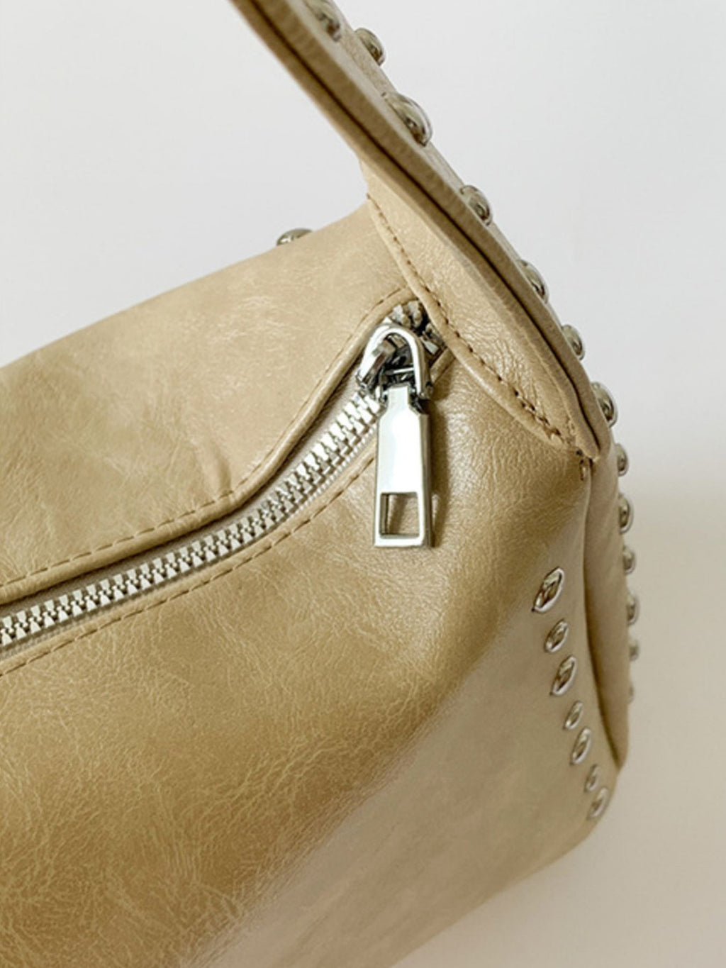 Bolso de hombro con detalles de tachuelas
