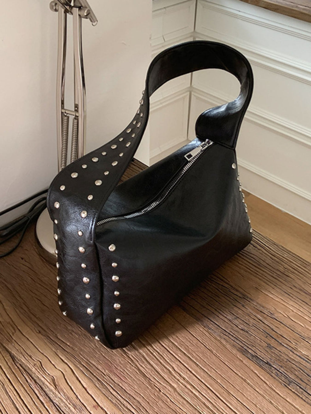 Bolso de hombro con detalles de tachuelas