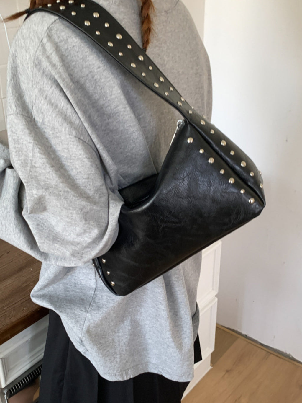 Bolso de hombro con detalles de tachuelas
