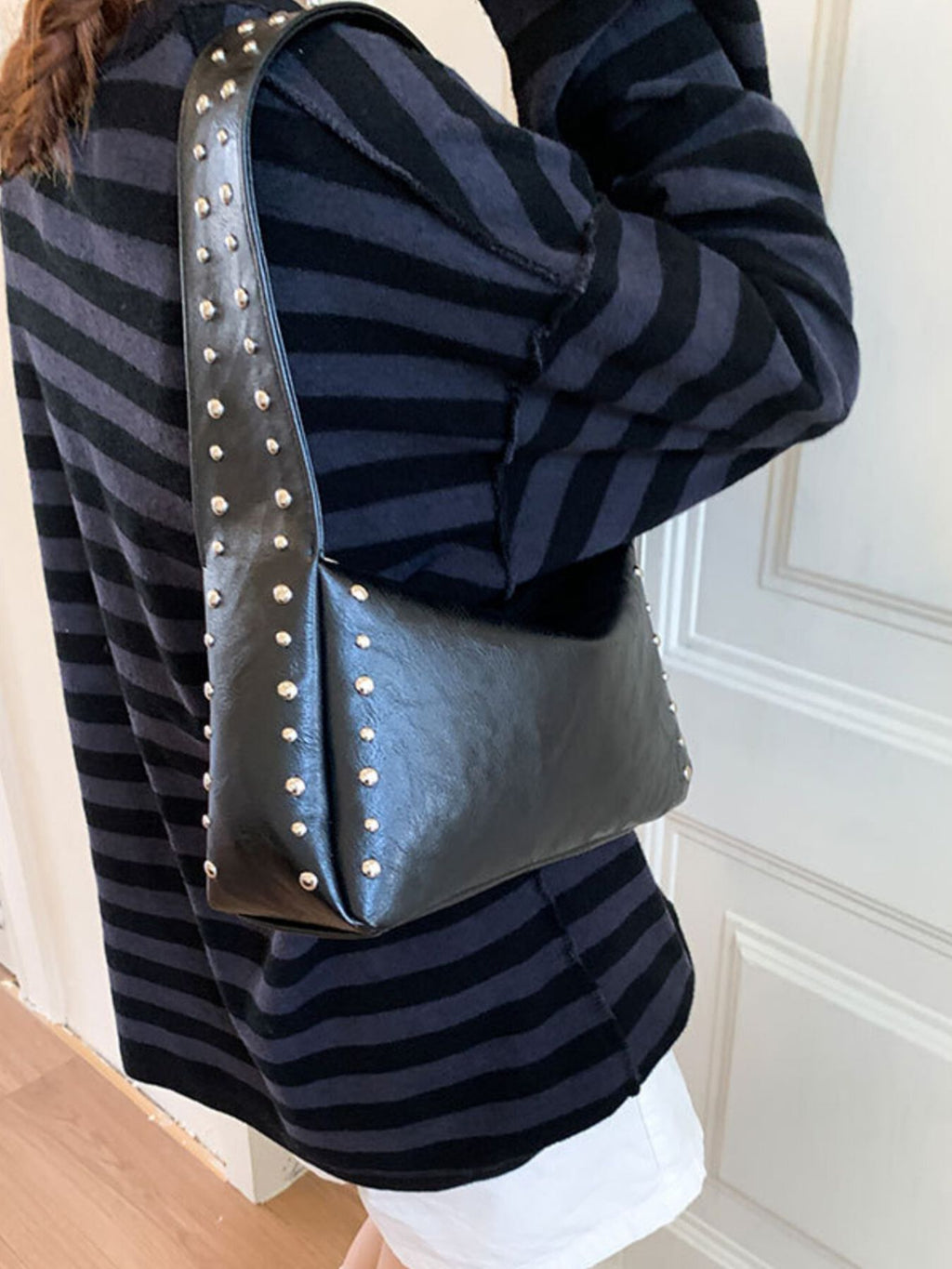 Bolso de hombro con detalles de tachuelas