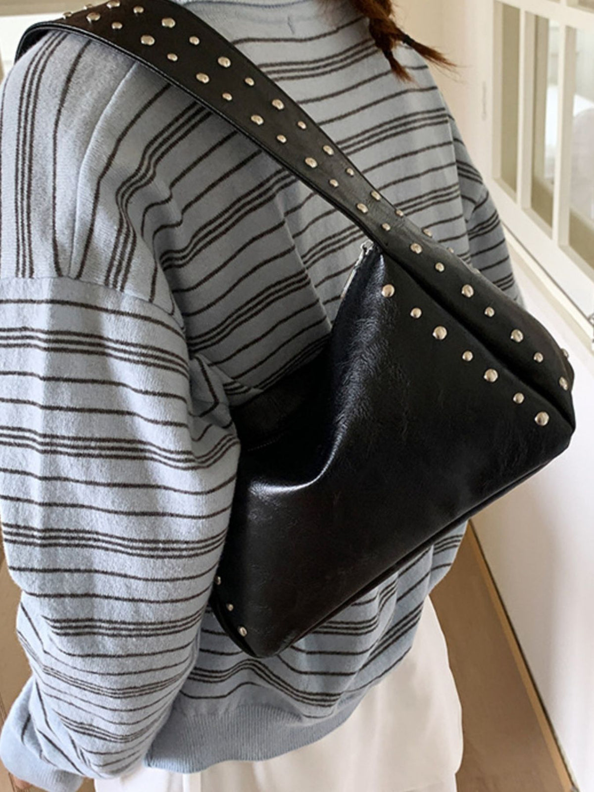 Bolso de hombro con detalles de tachuelas