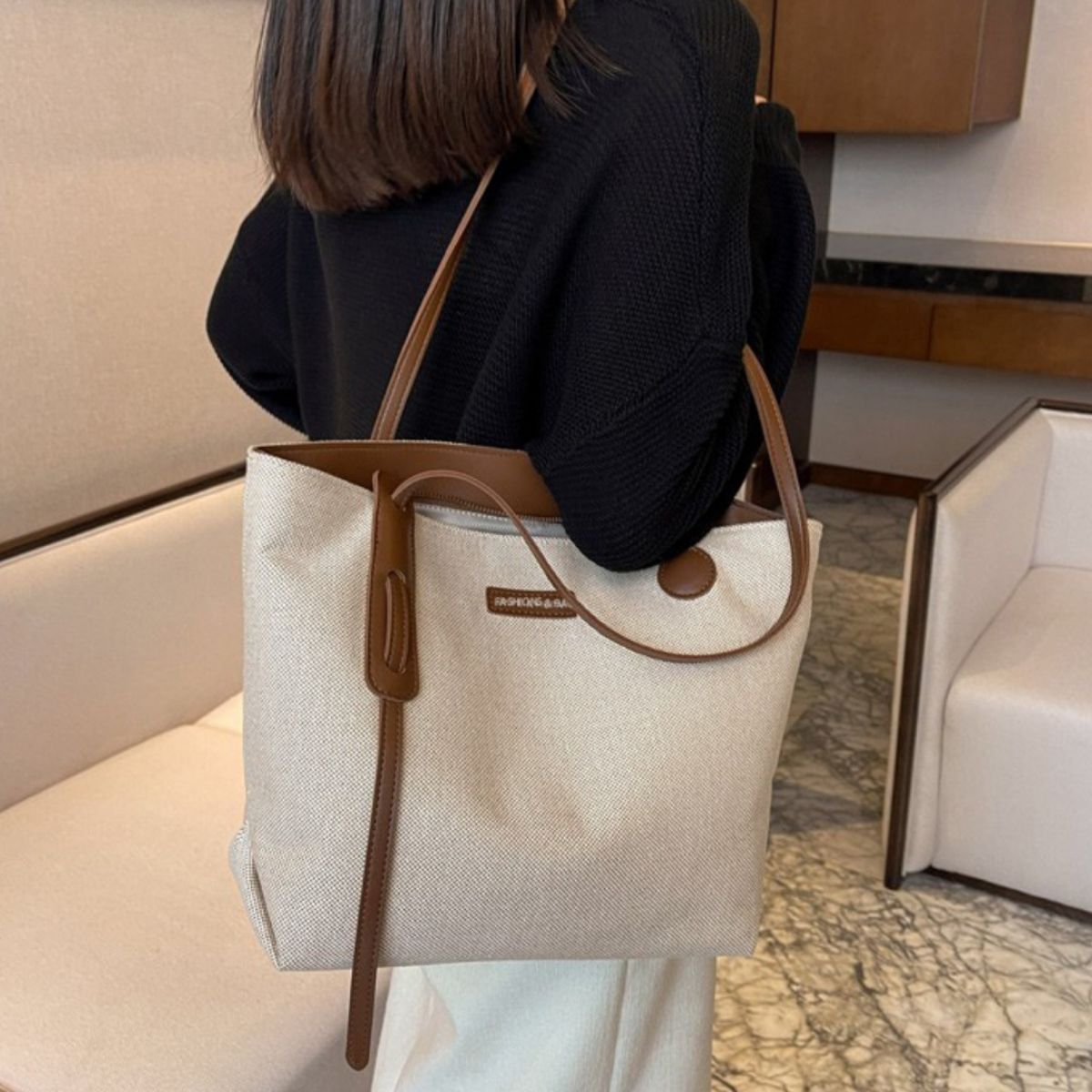 Bolso de hombro de lona con detalles de piel