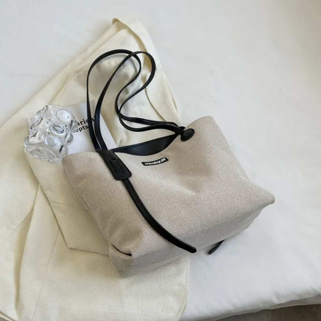 Bolso de hombro de lona con detalles de piel