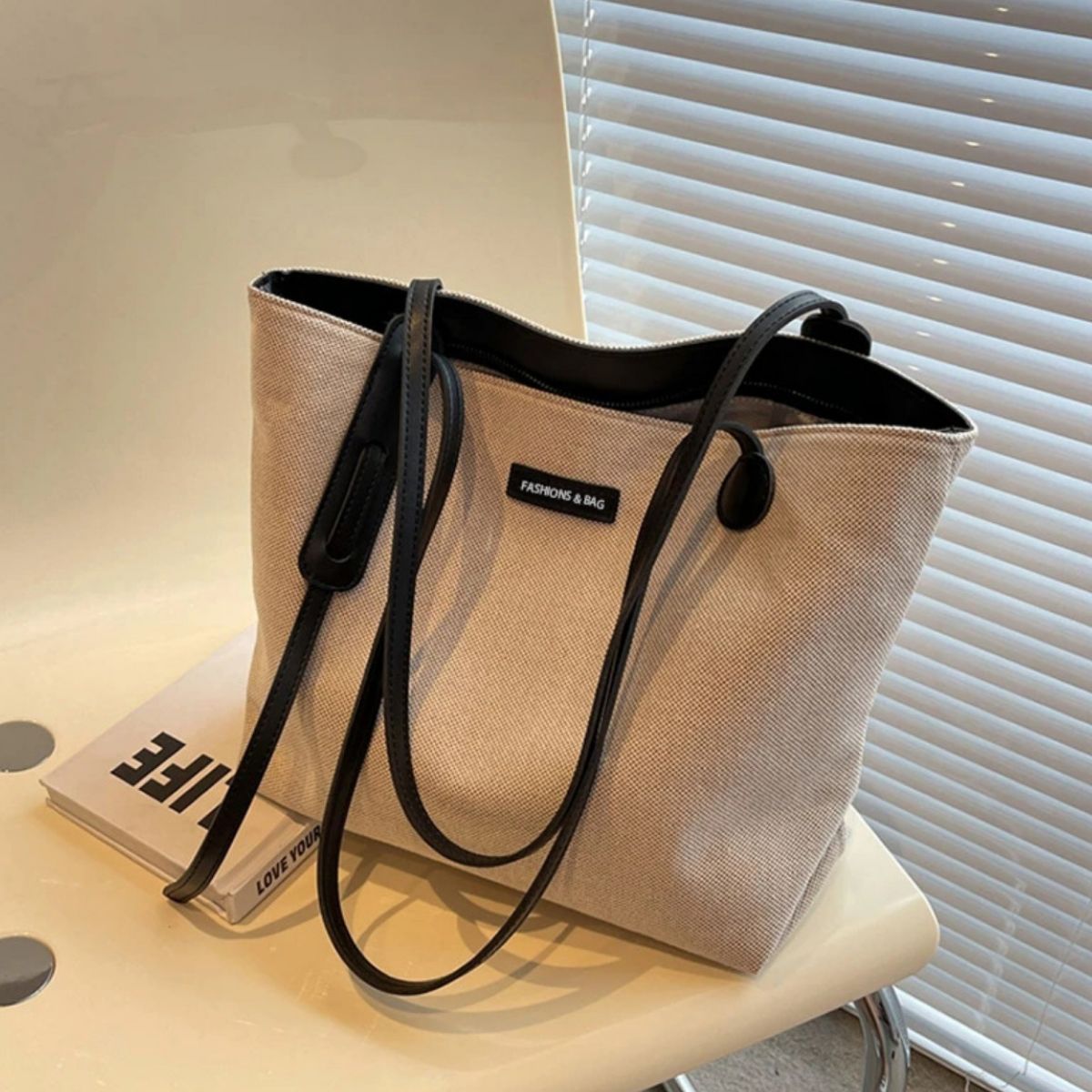 Bolso de hombro de lona con detalles de piel