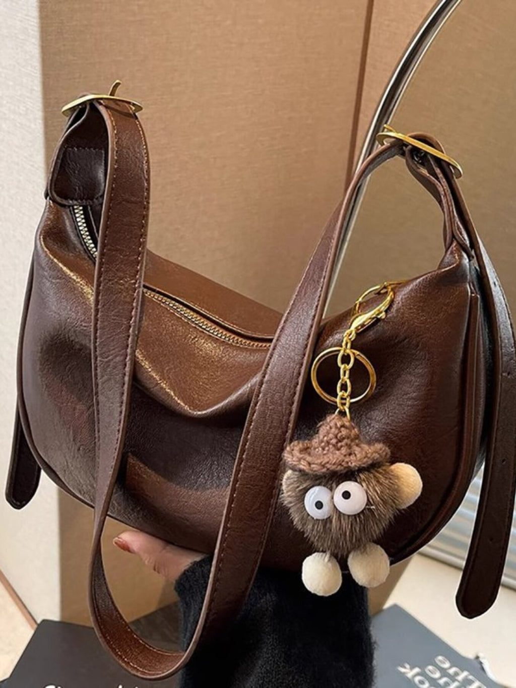 Bolso con forma de media luna de estilo vintage