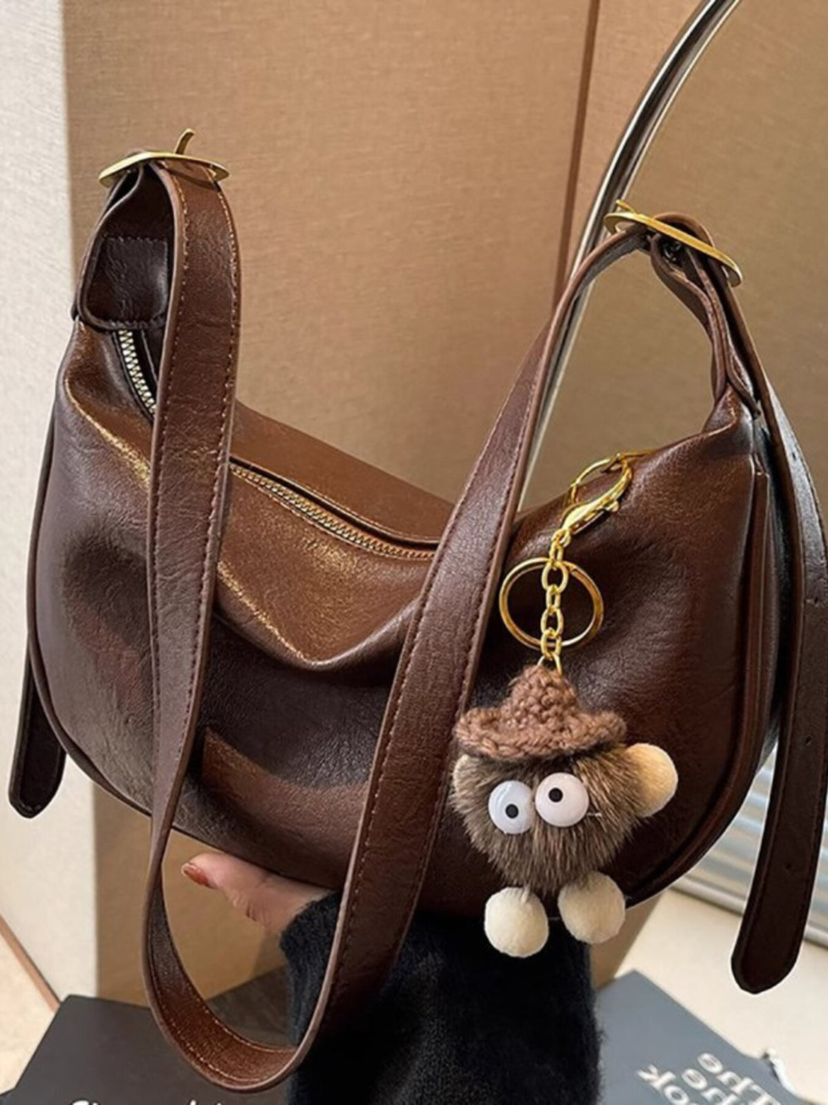 Bolso con forma de media luna de estilo vintage