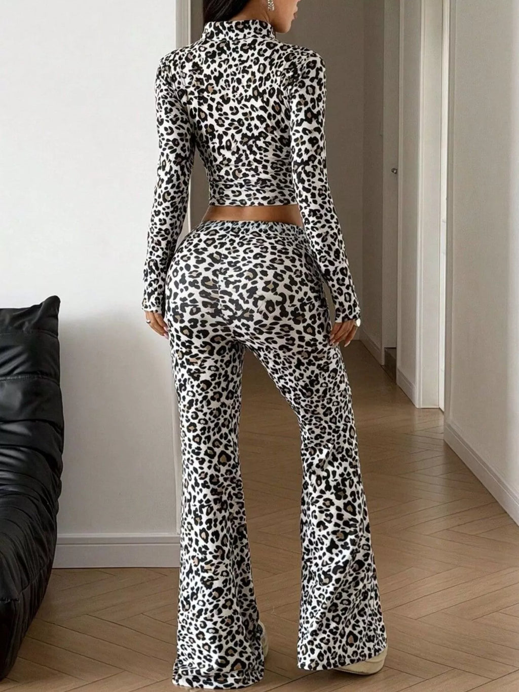 Conjunto de dos piezas con top corto de cremallera y pantalones acampanados con estampado de leopardo