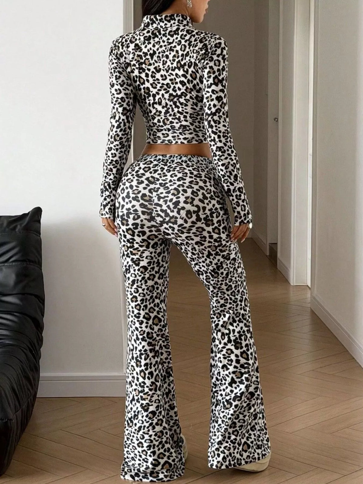 Conjunto de dos piezas con top corto de cremallera y pantalones acampanados con estampado de leopardo