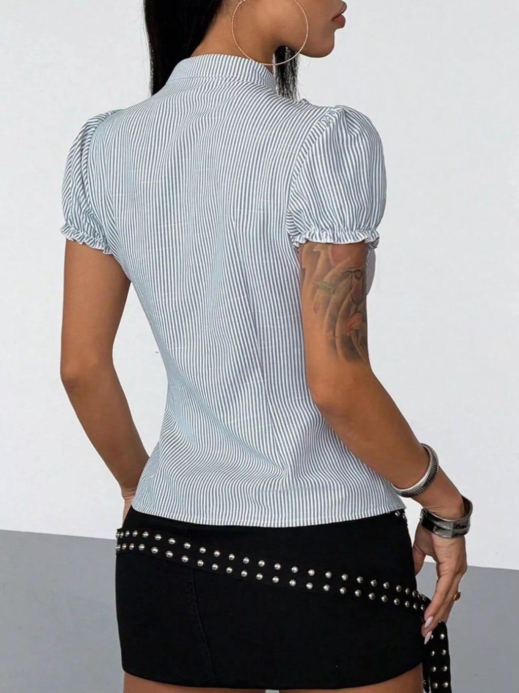 Naila - Camisa de Manga Corta con Rayas y Volantes