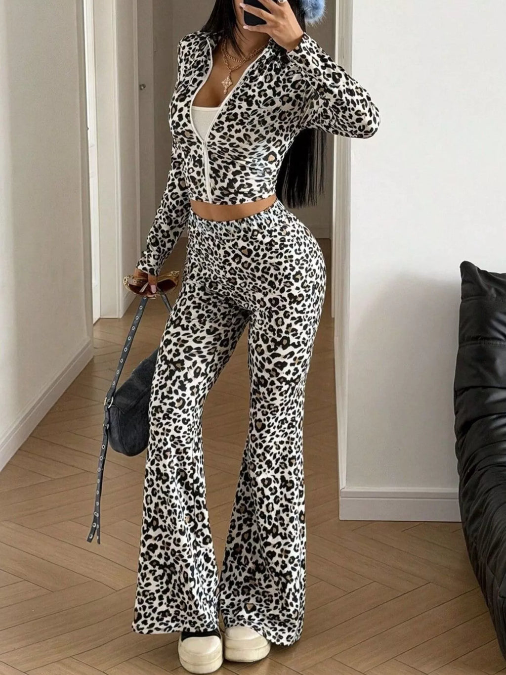 Conjunto de dos piezas con top corto de cremallera y pantalones acampanados con estampado de leopardo