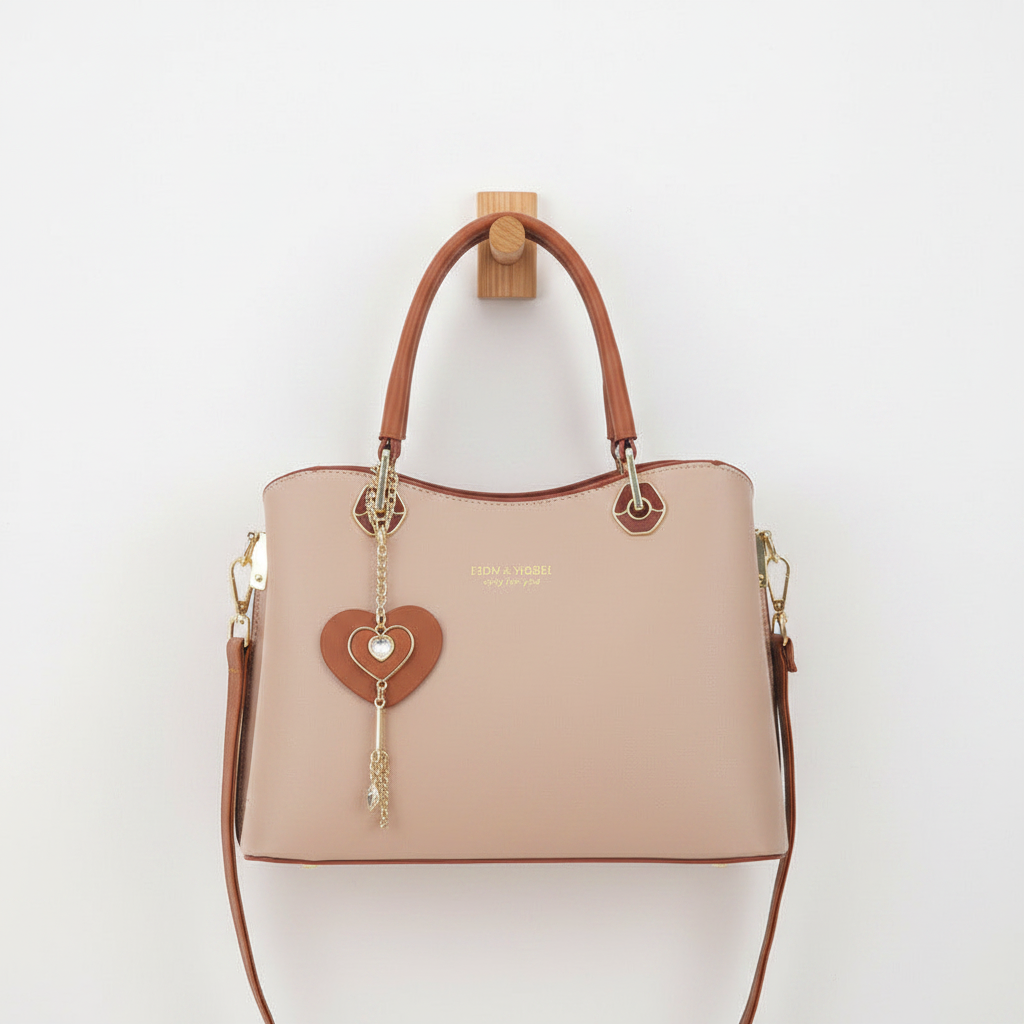 Bolso colgando de gancho de madera en pared