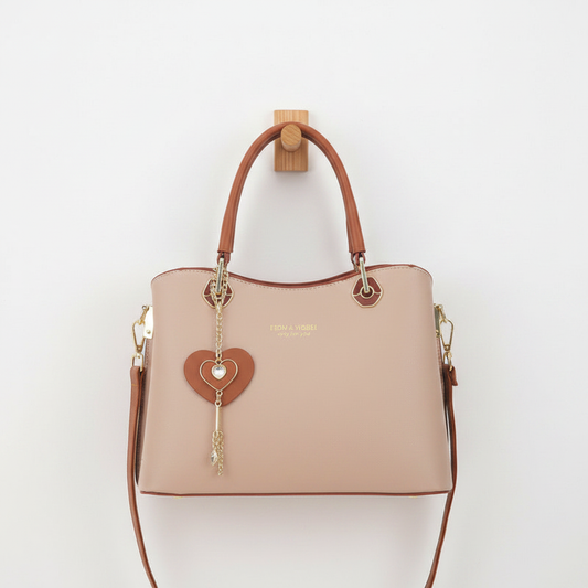 Bolso colgando de gancho de madera en pared