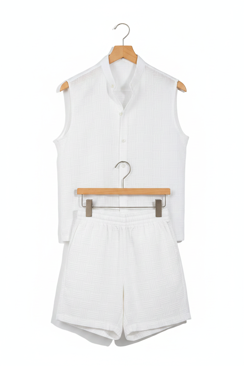 Conjunto blanco en percha fondo blanco