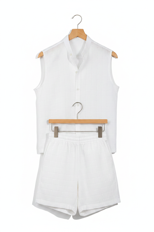 Conjunto blanco en percha fondo blanco
