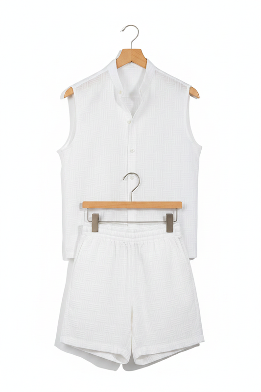 Conjunto blanco en percha fondo blanco