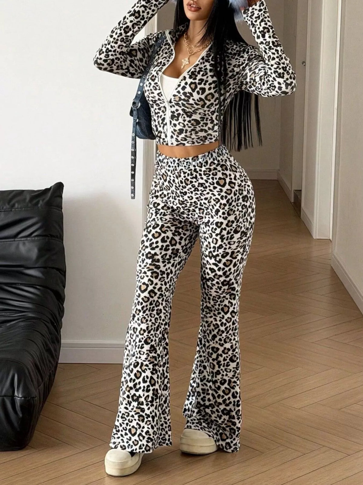 Conjunto de dos piezas con top corto de cremallera y pantalones acampanados con estampado de leopardo