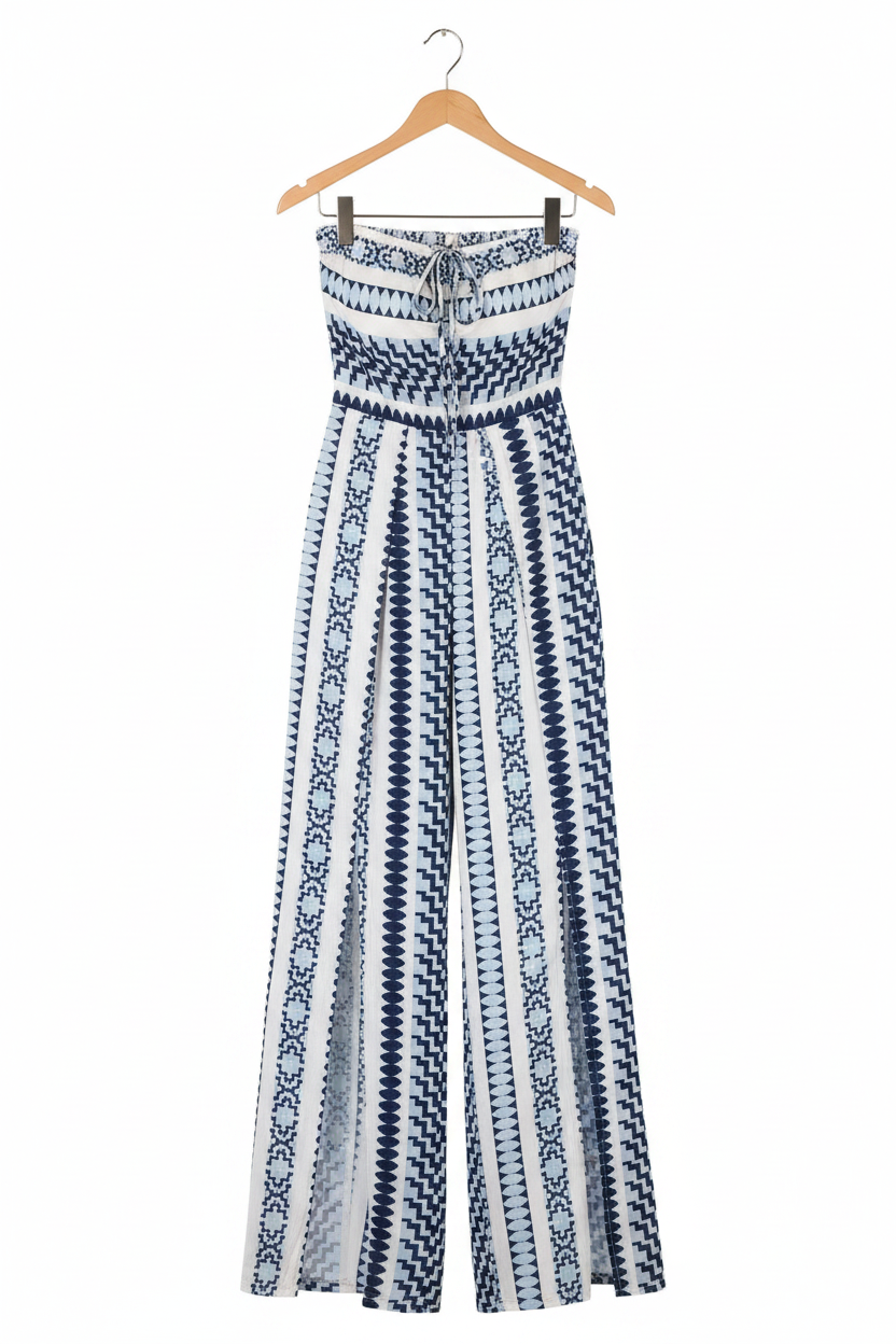 Jumpsuit geométrico en percha fondo blanco