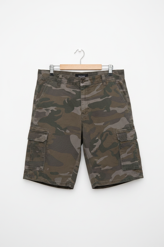 Shorts cargo camuflaje en percha de pantalón