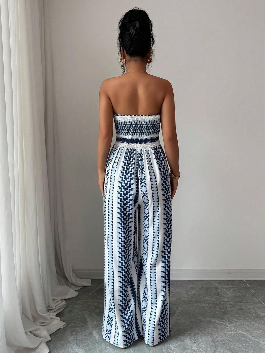 Grecia - Jumpsuit Geométrico con Escote Halter y Abertura Lateral