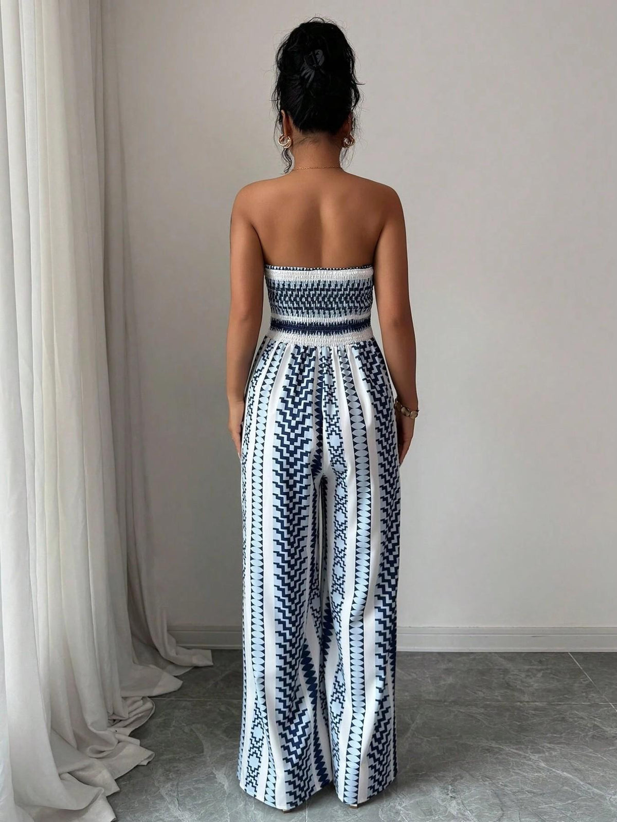 Grecia - Jumpsuit Geométrico con Escote Halter y Abertura Lateral